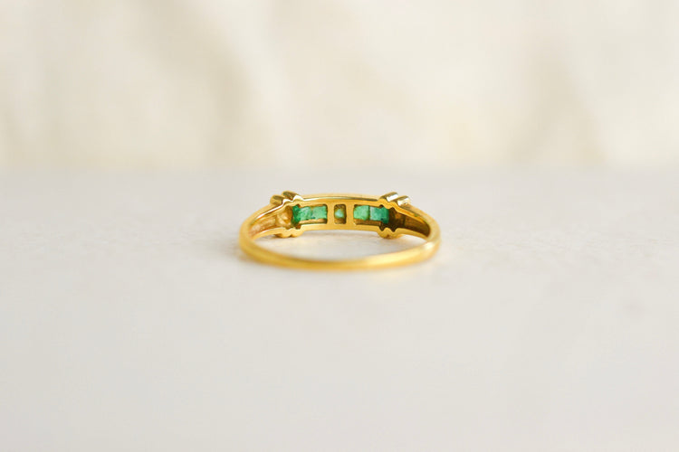 https://cdn.shopify.com/s/files/1/0963/7950/2920/files/jarretiere-emeraude-or-jaune.jpg?v=1784882773