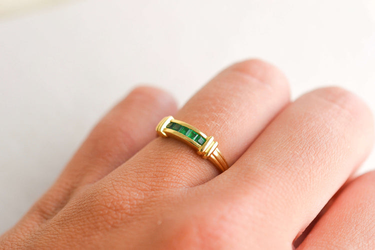 https://cdn.shopify.com/s/files/1/0963/7950/2920/files/bague-ancienne-jarretiere-emeraude.jpg?v=1784882772