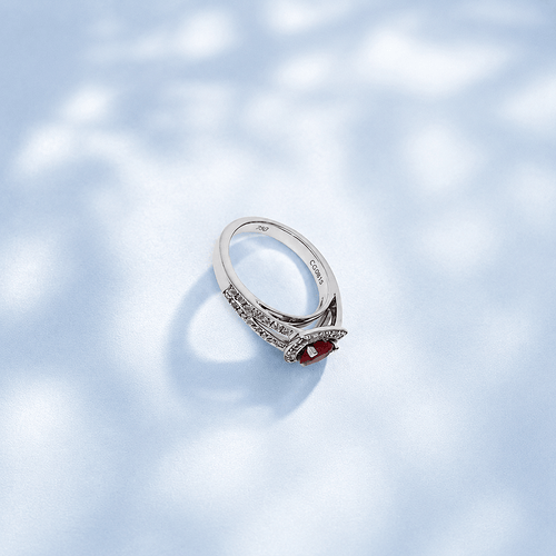 bague-mauboussin-dream-love-rubis-diamants-or-gris-18k-750-vue-dessus-poinçon.png