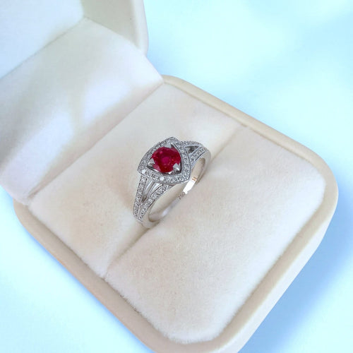 bague-mauboussin-dream-love-rubis-diamants-or-gris-18k-750-ecrin-ouvert-face.jpg