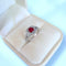 bague-mauboussin-dream-love-rubis-diamants-or-gris-18k-750-ecrin-ouvert-face.jpg