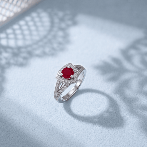 bague-mauboussin-dream-love-rubis-diamants-or-gris-18k-750-gros-plan-ombre.png