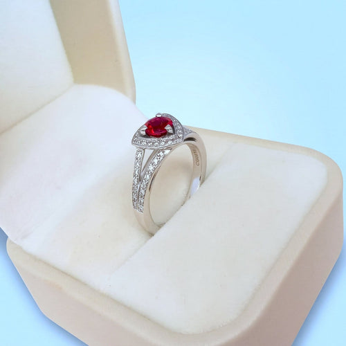 bague-mauboussin-dream-love-rubis-diamants-or-gris-18k-750-ecrin-gros-plan-halo.jpg