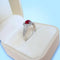 bague-mauboussin-dream-love-rubis-diamants-or-gris-18k-750-ecrin-gros-plan-halo.jpg