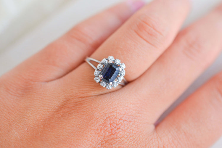 https://cdn.shopify.com/s/files/1/0963/7950/2920/files/bague-Sedmikráska-or-saphir-diamants.jpg?v=1785314263