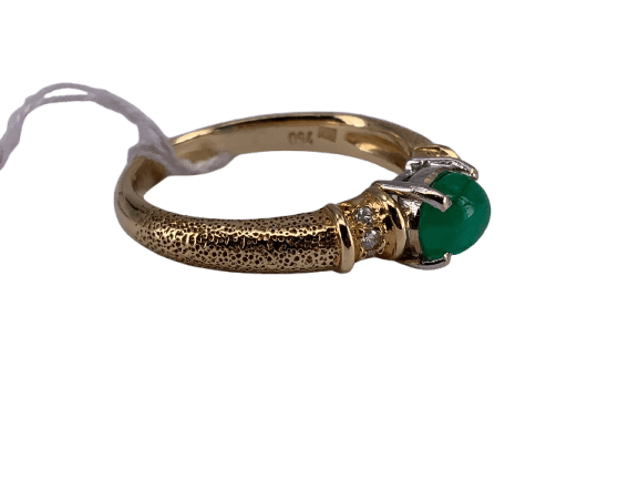 18-carat yellow gold cabochon ring, emerald and diamond 