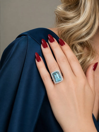 Bague 56 Bague en or blanc avec aigue-marine et halo de diamants 58 Facettes 50487