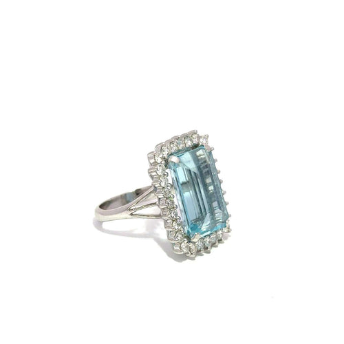 Bague 56 Bague en or blanc avec aigue-marine et halo de diamants 58 Facettes 50487