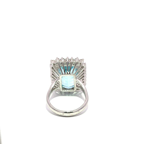 Bague 56 Bague en or blanc avec aigue-marine et halo de diamants 58 Facettes 50487