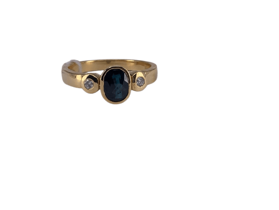 Trio-ring med oval safir i vitguld och diamant 