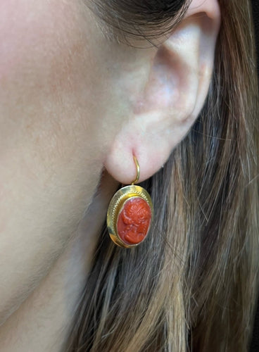 Boucles d'oreilles Boucles d’oreilles camées en or jaune 18K et corail, style Rome antique 58 Facettes