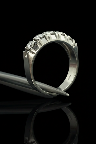 Bague 51 Rivière - Bague en or blanc et diamants 0,75 ct 58 Facettes
