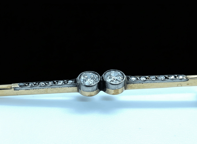 Broche Spilla à barretta avec diamants 58 Facettes
