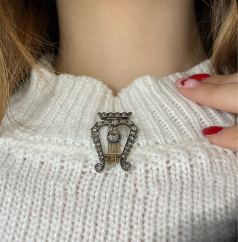 Broche Lira - Broche en or jaune et argent, diamants 58 Facettes
