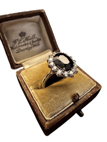 Anello in oro bianco con zaffiro e diamanti 