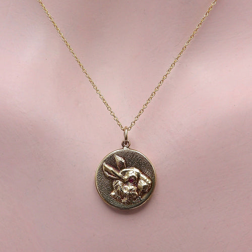 Pendentif Cute as a Button - Pendentif lapin en or 14K et rubis 58 Facettes