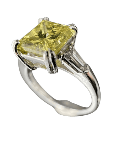 52 Bague trois pierres en or blanc, diamant jaune et diamants trapèze 58 Facettes Bague 50