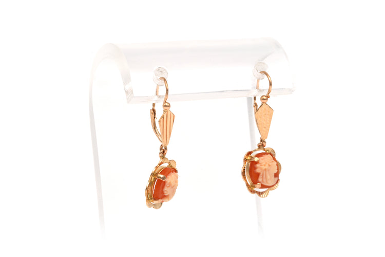 boucles-d-oreilles-annees-50-en-or-jaune-18-carats-serties-d-un-camee.webp