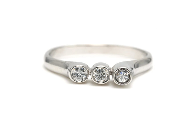 52 Bague contemporaine en or blanc et diamants taille brillant 58 Facettes 22893