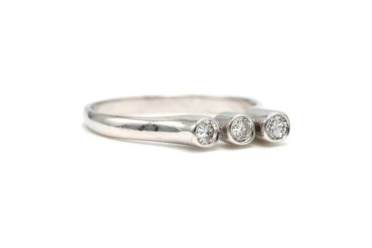 52 Bague contemporaine en or blanc et diamants taille brillant 58 Facettes 22893