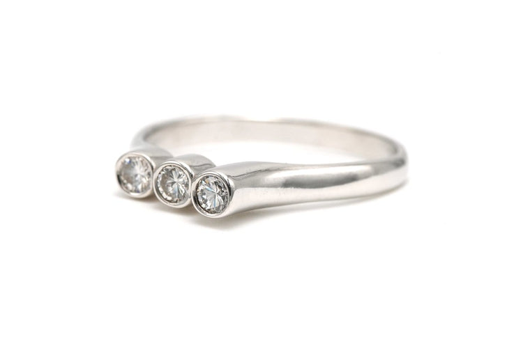 52 Bague contemporaine en or blanc et diamants taille brillant 58 Facettes 22893