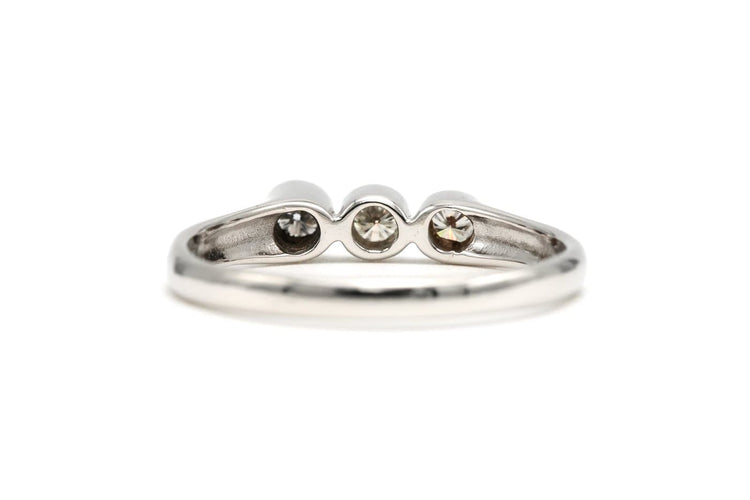 52 Bague contemporaine en or blanc et diamants taille brillant 58 Facettes 22893