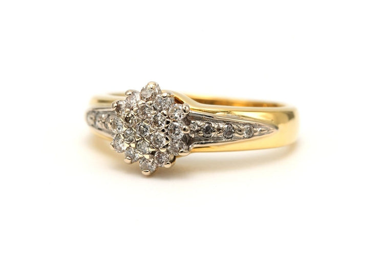 50 Bague contemporaine en or jaune 18 carats et diamants taille brillant 58 Facettes 19454