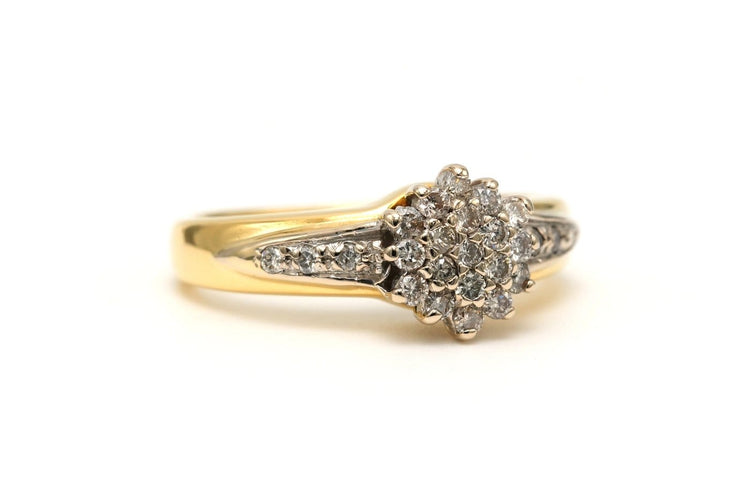 50 Bague contemporaine en or jaune 18 carats et diamants taille brillant 58 Facettes 19454