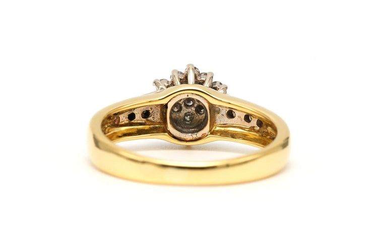 50 Bague contemporaine en or jaune 18 carats et diamants taille brillant 58 Facettes 19454