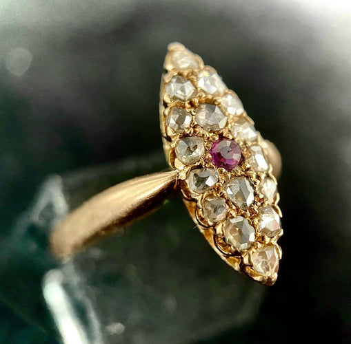 51 Bague marquise XIXe en or rose, rubis et diamants 58 Facettes Bague 27