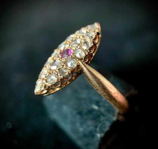 51 Bague marquise XIXe en or rose, rubis et diamants 58 Facettes Bague 27