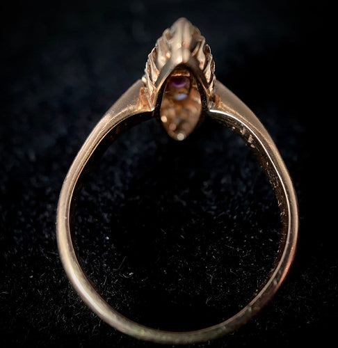 51 Bague marquise XIXe en or rose, rubis et diamants 58 Facettes Bague 27