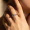 https://cdn.shopify.com/s/files/1/0442/6560/3235/files/Three-Stone-Diamantring-aus-750er-Gelbgold-Hon-081.jpg?v=1786880384