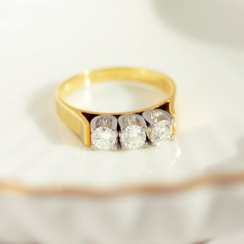 https://cdn.shopify.com/s/files/1/0442/6560/3235/files/Three-Stone-Diamantring-aus-750er-Gelbgold-Hon-393.jpg?v=1786880381