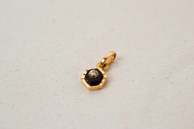 https://cdn.shopify.com/s/files/1/0963/7950/2920/files/pendentif-hexagonal.jpg?v=1781510444