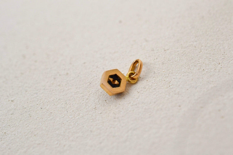 https://cdn.shopify.com/s/files/1/0963/7950/2920/files/pendentif-onyx-or.jpg?v=1781510445