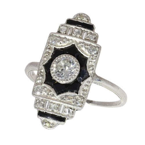 26089-0350.p04_Ein Art-déco-Ring aus den 1920er Jahren mit Diamanten und Onyx im klaren geometrischen Design-de.jpg