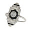 26089-0350.p04_Ein Art-déco-Ring aus den 1920er Jahren mit Diamanten und Onyx im klaren geometrischen Design-de.jpg