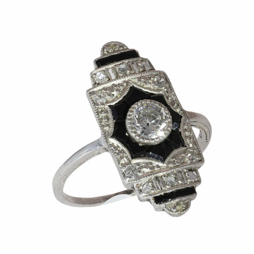 26089-0350.p10_Ein Art-déco-Ring aus den 1920er Jahren mit Diamanten und Onyx im klaren geometrischen Design-de.jpg