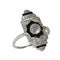 26089-0350.p10_Ein Art-déco-Ring aus den 1920er Jahren mit Diamanten und Onyx im klaren geometrischen Design-de.jpg