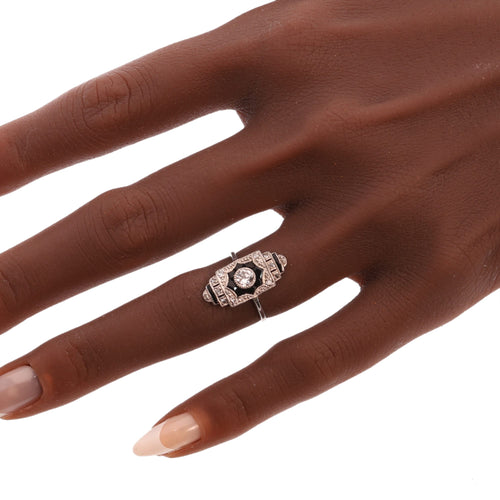 26089-0350.p01_Ein Art-déco-Ring aus den 1920er Jahren mit Diamanten und Onyx im klaren geometrischen Design-de.jpg