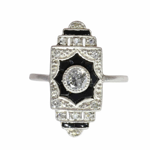 26089-0350.p03_Ein Art-déco-Ring aus den 1920er Jahren mit Diamanten und Onyx im klaren geometrischen Design-de.jpg