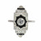 26089-0350.p03_Ein Art-déco-Ring aus den 1920er Jahren mit Diamanten und Onyx im klaren geometrischen Design-de.jpg