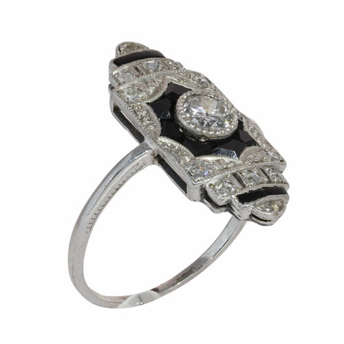 26089-0350.p09_Ein Art-déco-Ring aus den 1920er Jahren mit Diamanten und Onyx im klaren geometrischen Design-de.jpg