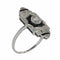 26089-0350.p09_Ein Art-déco-Ring aus den 1920er Jahren mit Diamanten und Onyx im klaren geometrischen Design-de.jpg