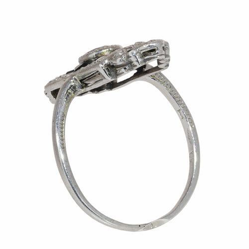 26089-0350.p07_Ein Art-déco-Ring aus den 1920er Jahren mit Diamanten und Onyx im klaren geometrischen Design-de.jpg