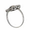 26089-0350.p07_Ein Art-déco-Ring aus den 1920er Jahren mit Diamanten und Onyx im klaren geometrischen Design-de.jpg