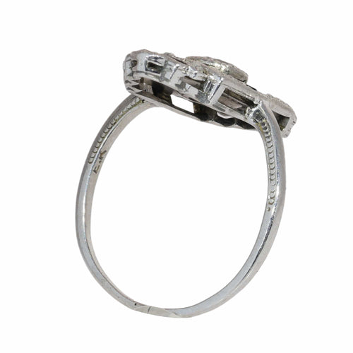 26089-0350.p08_Ein Art-déco-Ring aus den 1920er Jahren mit Diamanten und Onyx im klaren geometrischen Design-de.jpg