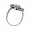 26089-0350.p08_Ein Art-déco-Ring aus den 1920er Jahren mit Diamanten und Onyx im klaren geometrischen Design-de.jpg
