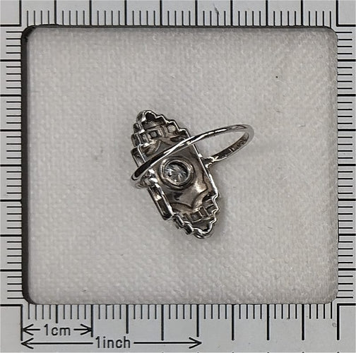 26089-0350.p12_Ein Art-déco-Ring aus den 1920er Jahren mit Diamanten und Onyx im klaren geometrischen Design-de.jpg